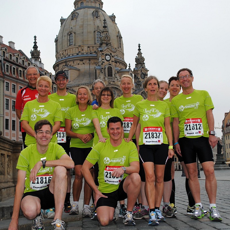 Dresden Marathon 2012: Vor der Frauenkirche in Pose, hintere Reihe v.l.: Lothar Hoffmann, Patricia Koster-Crumb, Christoph Kaufmann, Petra Schöneberger, Klaus Rutz, Christine Hein, Sylvia Igler, Ulla Fuchs, Anke Lommel, Claudia Janné, Hans Fuchs. Knieend davor v.l.: Christian Thomas, Frank Lommel